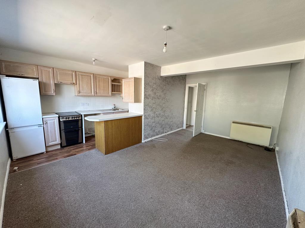 Lot: 86 - MIXED USE FREEHOLD BLOCK FOR INVESTMENT - Flat open plan living room and kitchen